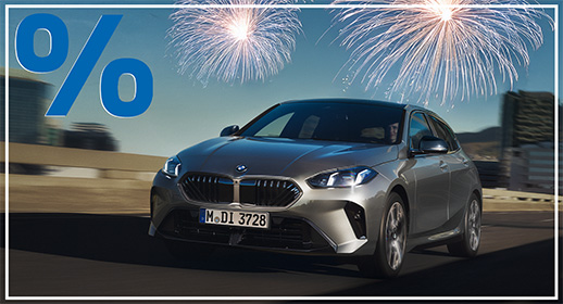 Bildbeschreibung für Sehbehinderte: Das Bild zeigt ein breites Panorama einer städtischen Szene in warmem, tiefstehendem Sonnenlicht. Ein leuchtend gelber MINI Cooper Fünftürer mit einem kontrastierenden weißen Dach parkt am Straßenrand. Im Hintergrund erstreckt sich eine detailreiche, historische Backsteinfassade mit verzierten Fenstern. Eine Frau mit langen blonden Haaren, die einen dunklen Blazer und helle Jeans trägt, steht an der Fahrerseite und ist im Begriff, die Tür zu öffnen. Herbstlaub liegt vereinzelt auf dem Gehweg und der Straße. Die Szene vermittelt ein Gefühl von modernem, urbanem Lifestyle.