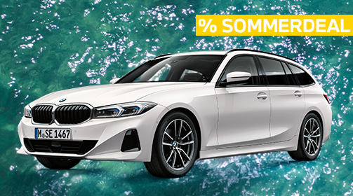 Ein weißer BMW 318i Touring steht im Fokus auf einem türkisfarbenen, leicht unruhigen Wasserhintergrund. Das Auto ist leicht nach links vorne ausgerichtet, sodass die Front und die linke Seite gut sichtbar sind. Oben rechts im Bild befindet sich ein gelbes Banner mit der Aufschrift „% SOMMERDEAL“ in Großbuchstaben. Das Fahrzeug wirkt modern und dynamisch, mit schwarzen Akzenten am Kühlergrill und den Felgen, die einen Kontrast zum weißen Lack bilden.