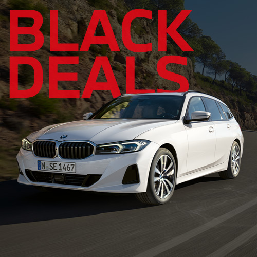 Das Bild präsentiert einen weißen BMW 3er in der Kombi-Version (Touring). Dieses Modell signalisiert Praktikabilität durch seine längere Dachlinie. Auch hier dominiert die rote Aufschrift "BLACK DEALS" die Werbeanzeige.
