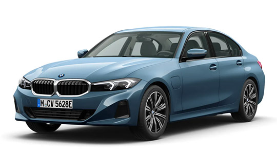 Das Bild ist eine Studioaufnahme eines BMW 3er Plug-in-Hybrid (erkennbar an der Ladeklappe am Kotflügel). Die Limousine ist in einem hellen, leicht metallischen Blauton lackiert und steht vor einem weißen Hintergrund. Das Fahrzeug zeigt das aktuelle Design der 3er-Reihe, mit der sportlichen Niere und den modernen Scheinwerfern. Es ist mit zweifarbigen Leichtmetallfelgen ausgestattet. Das Kennzeichen lautet "M CV 5628E".