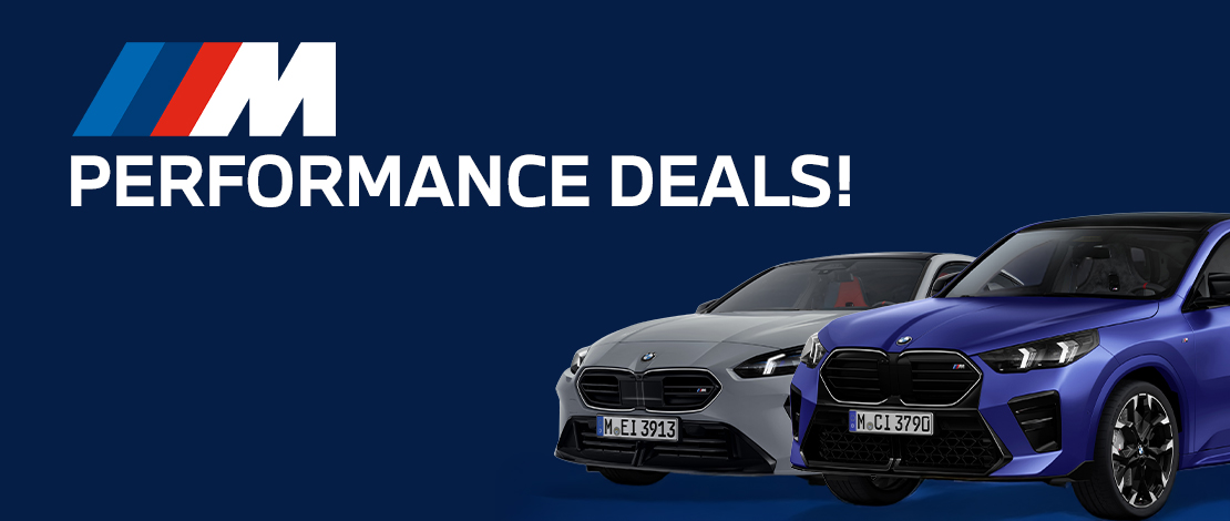 Ein dynamisches Werbebanner für die BMW M Performance Deals, das vor einem tiefblauen Hintergrund das dreifarbige M-Logo und zwei sportliche Modelle – einen grauen BMW M235 xDrive Gran Coupé sowie ein blauer BMW X2 M35i xDrive – in kontrastreicher Frontansicht präsentiert.
