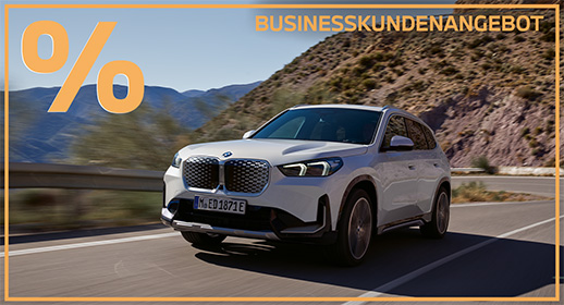 Ein moderner, weißer SUV – genauer gesagt ein BMW iX1 (darauf weisen der Dateiname sowie die geschlossene, gemusterte Doppelniere hin, die typisch für die elektrischen „i“-Modelle von BMW ist).