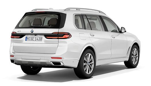 BMW X7 Ausstattung Ein hochauflösendes, freigestelltes Bild eines weißen BMW X7 SUV, von hinten-rechts aufgenommen. Das Fahrzeug steht auf einem einheitlich weißen Hintergrund. Man sieht die Heckpartie mit den schmalen, horizontalen Rückleuchten, die durch eine schwarze Leiste verbunden sind. Das Kennzeichen "M SE 1438" ist deutlich sichtbar. Das Auto hat Dachreling und elegante Leichtmetallfelgen. Die Innenausstattung ist durch die Fenster leicht zu erkennen, mit braunen Ledersitzen.