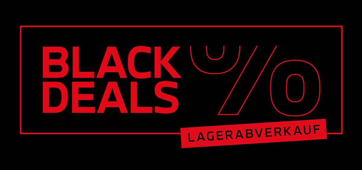 Dieses Bild ist ein horizontales Werbebanner, das einen starken Kontrast durch die Farben Schwarz und Rot erzeugt. Der gesamte Hintergrund ist schwarz. Fast das gesamte Bild wird von einem rechteckigen, roten Rahmen eingenommen. Innerhalb dieses Rahmens dominiert in großen, roten, serifenlosen Blockbuchstaben der Schriftzug "BLACK DEALS", platziert auf der linken Seite. Rechts daneben ist ein sehr großes, grafisch angedeutetes Prozentzeichen (%) in dünnen roten Linien dargestellt. Am unteren Rand der gesamten Komposition, leicht diagonal platziert oder unterstrichen, befindet sich ein rotes Rechteck mit dem Text "LAGERABVERKAUF" in kleineren, weißen oder hellen Buchstaben. Das Bild signalisiert eine große "Black Deals"-Rabattaktion in Form eines Lagerabverkaufs.