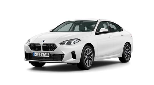 Ein weißes BMW 2er Gran Coupé, aufgenommen in einer Studio-Umgebung vor einem rein weißen Hintergrund. Das Auto steht leicht schräg von vorne und rechts, sodass sowohl die Front als auch die rechte Seite gut sichtbar sind. Es hat einen markanten schwarzen Kühlergrill und schlanke, moderne Scheinwerfer. Die Linienführung ist fließend und sportlich, mit leicht nach hinten abfallender Dachlinie, die typisch für ein Coupé ist. Auf dem Kennzeichen steht "M EI 4068".