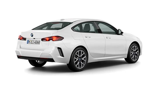 Ein weißes BMW 2er Gran Coupé, aufgenommen vor einem weißen Hintergrund. Das Auto ist von hinten und rechts zu sehen. Die Rückansicht wird dominiert von schmalen, L-förmigen Rückleuchten und einer dynamisch geformten Heckpartie. Die Dachlinie fällt fließend ab und mündet in einem kurzen Heck. Die Fenster sind getönt, und die Felgen haben ein silber-schwarzes Design. Das Kennzeichen lautet "M EI 4068".