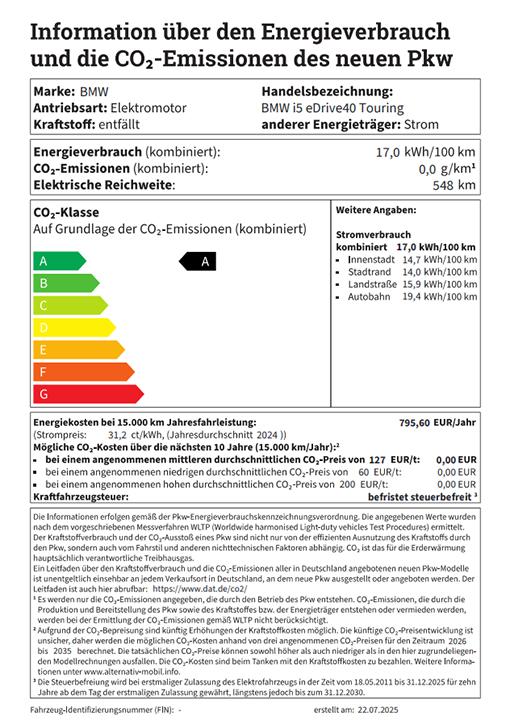 Das beigefügte Energielabel bezieht sich auf einen BMW i5 eDrive40 Touring mit Elektromotor. Dieser vollelektrische Kombi weist einen kombinierten Energieverbrauch von 17,0 kWh/100 km und CO₂-Emissionen von 0,0 g/km auf, was ihm die CO₂-Klasse A einbringt. Seine elektrische Reichweite liegt bei 548 km. Die jährlichen Energiekosten, basierend auf einer Fahrleistung von 15.000 km und einem Strompreis von 31,2 ct/kWh, belaufen sich auf 795,60 EUR. Zusätzliche Angaben zum Stromverbrauch für Stadt-, Land- und Autobahnfahrten sind ebenfalls aufgeführt.
