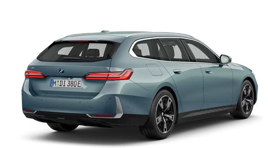 Ein heckseitiger Blick auf einen mittelblauen BMW i5 Touring Kombi, der leicht nach links gedreht ist und dessen Kennzeichen "M DI 380 E" lautet. Die Rücklichter leuchten rot, und das Auto hat helle Fenster sowie silberne Felgen mit schwarzen Akzenten. Der Hintergrund ist reinweiß.