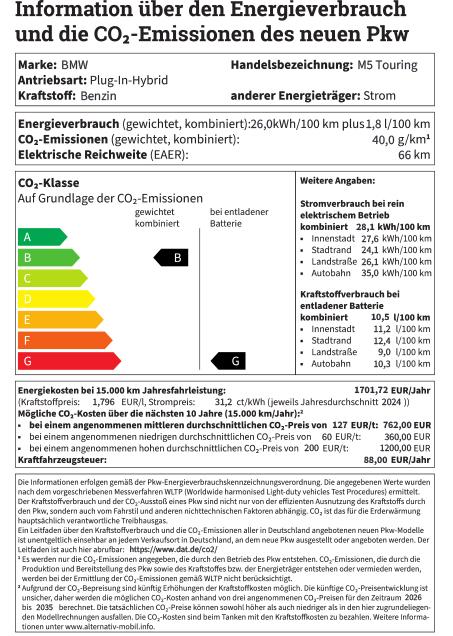  Das Bild zeigt ein Datenblatt für einen BMW M5 Touring als Plug-In-Hybrid. Das Dokument gibt Auskunft über Energieverbrauch, CO₂-Emissionen und die geschätzten Kosten.  Die wesentlichen Informationen sind:  Antriebsart: Plug-In-Hybrid  Kraftstoff: Benzin und Strom  Gewichteter, kombinierter Verbrauch: 26,0 kWh/100 km plus 1,8 l/100 km  Elektrische Reichweite: 66 km  CO₂-Klasse: Das Fahrzeug wird der Effizienzklasse B zugeordnet.  Geschätzte jährliche Kosten: Die Kraftstoffkosten belaufen sich auf ca. 1.701 Euro pro Jahr.  Das Dokument beinhaltet außerdem detaillierte Angaben zum Verbrauch unter verschiedenen Bedingungen, wie im Stadt- oder Landverkehr.