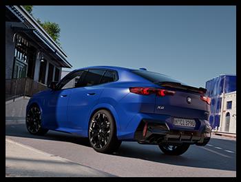 Eine Heckansicht eines blauen BMW X2 M35i in einer städtischen Szene; die vier Auspuffendrohre, die C-Säule mit dem markanten Hofmeister-Knick und das X2 M35i-Emblem sind deutlich sichtbar.