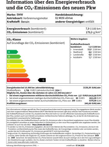 Dieses Label zeigt die Effizienzklasse und technischen Spezifikationen des BMW X2 M35i xDrive.