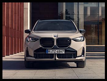 Die Frontalansicht des BMW X3 M50 zeigt die massive, schwarz eingefasste Niere mit horizontalen Streben und die flachen Scheinwerfer mit doppelter L-Signatur.