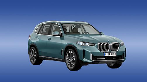 Ein petrolfarbener BMW X5 Plug-in-Hybrid SUV der aktuellen Generation ist auf einem blauen Hintergrund schräg von vorne rechts abgebildet. Das Fahrzeug hat braune Ledersitze, die durch die Fenster erkennbar sind. Das Kennzeichen lautet "M UP 3185 E".