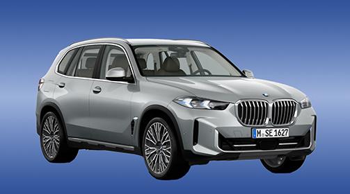  Ein silberner BMW X5 SUV der aktuellen Generation ist auf einem blauen Hintergrund schräg von vorne rechts abgebildet. Das Fahrzeug hat braune Ledersitze, die durch die Fenster erkennbar sind. Das Kennzeichen lautet "M SE 1627".