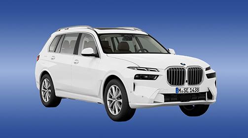  Ein weißer BMW X7 SUV der aktuellen Generation ist auf einem blauen Hintergrund schräg von vorne rechts abgebildet. Das Fahrzeug hat ein geöffnetes Panoramadach und braune Ledersitze, die durch die Fenster erkennbar sind. Das Kennzeichen lautet "M SE 1438".