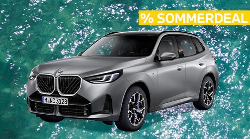 Ein silbergrauer BMW X3 steht vor einem türkisfarbenen Wasserhintergrund. Das Fahrzeug ist leicht nach links vorne ausgerichtet, sodass die Front und die linke Seite gut sichtbar sind. Der Kühlergrill ist markant mit vertikalen Streben gestaltet. Die Felgen weisen blaue Akzente auf. Oben rechts im Bild befindet sich ein gelbes Banner mit der Aufschrift „% SOMMERDEAL“ in Großbuchstaben.