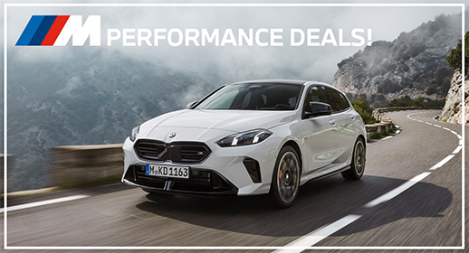 Der BMW M135 xDrive zeigt sein sportliches Hot-Hatch-Design mit schwarzem Kontrastdach und markanter Frontpartie.