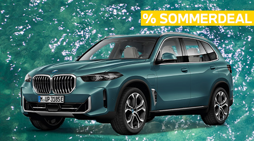 Ein türkisfarbener BMW X5 xDrive50e SUV steht auf einem türkisfarbenen Wasserhintergrund, der leichte Wellen zeigt. Das Fahrzeug ist leicht von vorne links aufgenommen, wodurch die Front mit dem Kühlergrill und die gesamte linke Fahrzeugseite mit den mehrspeichigen Felgen gut sichtbar sind. Oben rechts im Bild befindet sich ein gelbes Banner mit der Aufschrift „% SOMMERDEAL“ in Großbuchstaben. Das Fahrzeug wirkt robust und elegant zugleich.